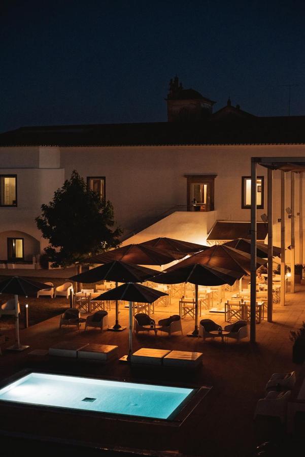 M'Ar De Ar Aqueduto Hotel Évora Exterior foto The patio at night