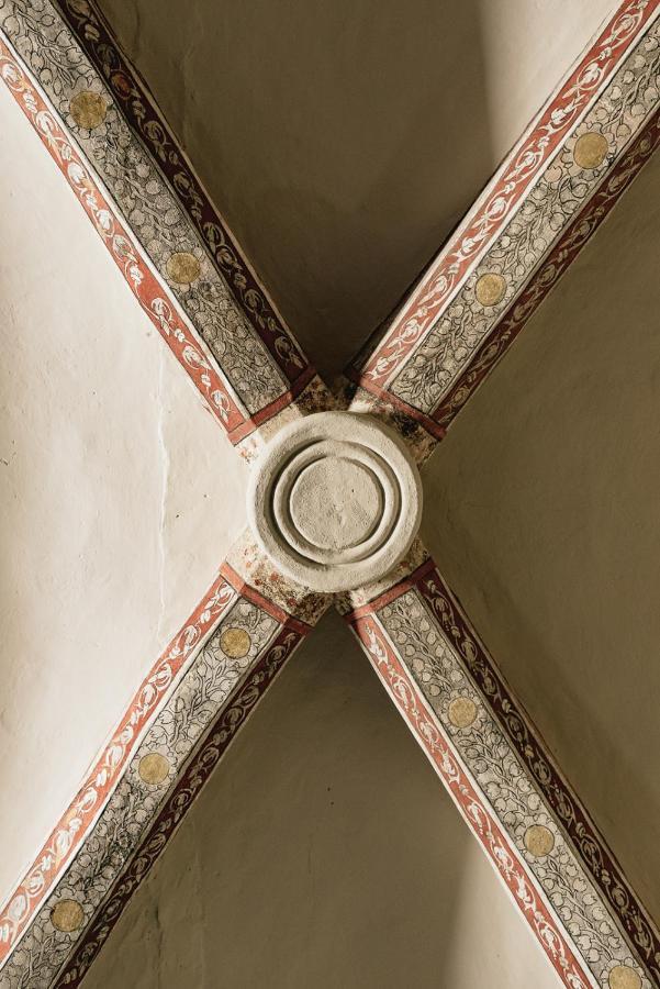 M'Ar De Ar Aqueduto Hotel Évora Exterior foto A ceiling boss in the church of St. Mary the Virgin, in the village of St. Mary's, Isle of Man